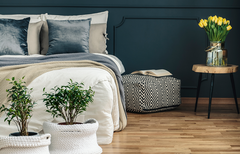 Quarto decorado com plantas e tons sóbrios