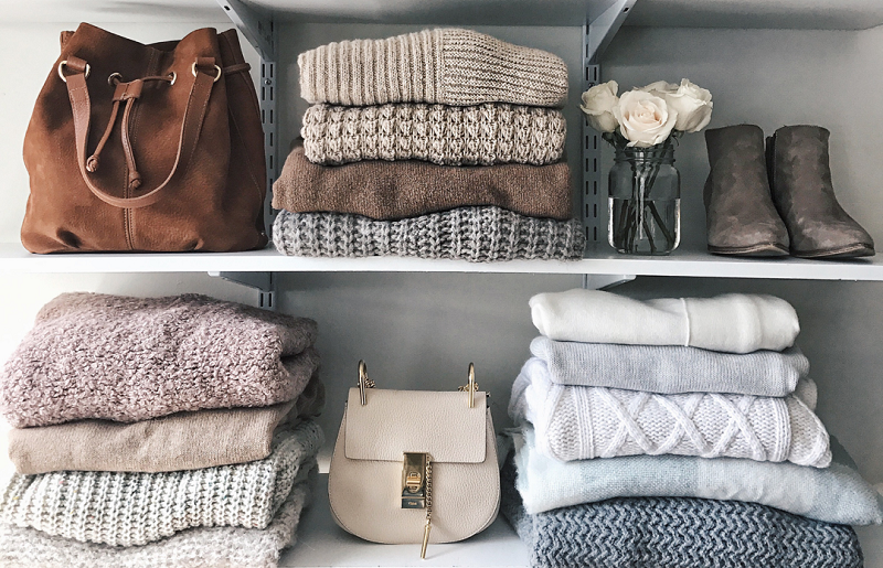 Prateleira de closet feminino com roupas de inverno