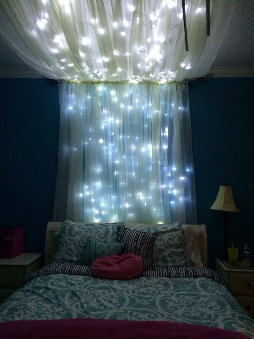 Quarto com cortina decorada com luzes pisca-pisca